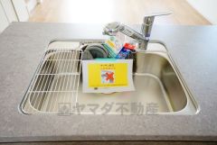 広々とした凸型シンクに洗剤ポケットを標準装備。大きなお鍋など洗いやすいです。