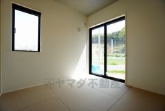同仕様写真。リビングからの続き間として和室をご用意しました。普段はリビングとつなげて開放的なスペースとして、来客時には客間としてお使いいただけます。