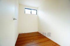 約3帖のゆとりある納戸付き。布団やキャリーケース、家電までまとめて片付く、心強い収納スペースです＾＾