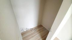 収納力豊富なウォークインクローゼット。洋服や小物などを1箇所にまとめて美しい収納を実現します。スーツケースのような大型の荷物も置けます＾＾