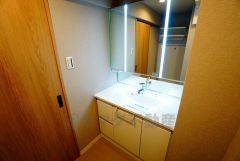 三面鏡つき洗面台。鏡裏にたっぷりとした収納スペースがあります。鏡を閉めてしまえば小物は見えないため、スッキリとした印象の洗面台にできます。