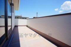 同仕様写真。陽当たりの良いバルコニーです。お洗濯やお布団干しはもちろん、日光浴スペースにも。足元は防水工事施工済です。