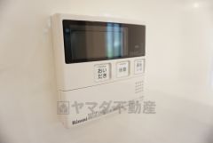 同仕様写真。キッチン横からお湯張り、追い炊き、足し湯がボタン一つで楽々操作できる給湯機リモコンです。忙しい夕飯準備の時間帯に重宝しますね。