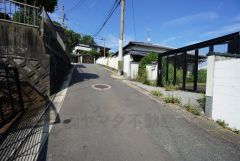 住人以外の車の進入も少なく、小さなお子様を持つご家庭にも安心です。落ち着いた住宅地内で快適な生活を実現してみませんか。