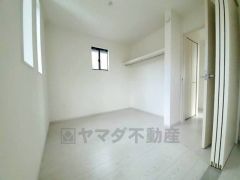 2面採光を確保した明るい室内は、風通しも良く、大変居心地の良い空間となっております。爽やかな風を感じて起きる朝は、快適生活の始まりに。