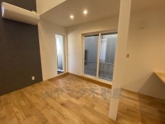 リビング横のプレースペース。お子様のお昼寝スペースや思い切りお子様が遊べるキッズスペースに。勝手口からテラスにつながります＾＾