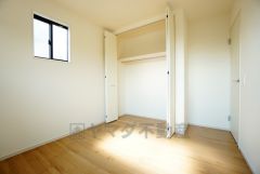 暖かい日差しが差し込む洋室。たっぷり収納できるクローゼット付きでお部屋の中をすっきりと快適に保てます。