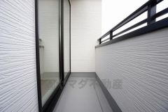 同仕様写真。陽当たりの良いバルコニーです。お洗濯やお布団干しはもちろん、日光浴スペースにも。足元は防水工事施工済です。