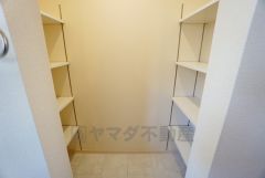 同仕様写真。食品や飲料、調理器具を収納できるパントリー付き。週末に買いだめした食料を楽々収納できます。