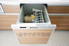 食後の時間にゆとりを与えてくれる食器洗い乾燥機。操作ボタンも上面にあるので、腰をかがめずに操作が楽々。
