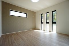 同仕様写真。主寝室としてお使いいただけそうなこちらのお部屋は、日当たりが良く、爽やかな風を感じて起きる朝は、快適生活の始まりに。