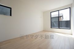 同仕様写真。寛ぎの時間を紡ぎだす主寝室は、大型ベッドを置いても余裕の広さを確保しています。