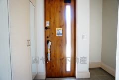 採光も考えられた明るい玄関です。シューズボックスは全身鏡付きで、お出かけ前にコーディネートのチェックが出来ますね。