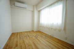 木目調のシンプルデザインで落ち着きと安らぎの空間に仕上げています。各部屋に収納が完備されているので、お荷物が増えても安心の設計です。