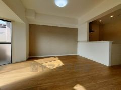 温かみのある雰囲気と、キッチンでの作業性を兼ね備え、家族の笑顔あふれる団らんのひと時をお過ごしいただける設計になっています。