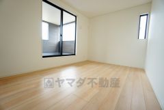 2面採光を確保した明るい室内は、風通しも良く、大変居心地の良い空間となっております。爽やかな風を感じて起きる朝は、快適生活の始まりに。