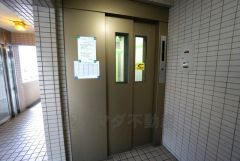 重い荷物を運ぶのにも便利なエレベーター付です。