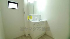 三面鏡つき洗面台。鏡裏にたっぷりとした収納スペースがあります。鏡を閉めてしまえば小物は見えないため、スッキリとした印象の洗面台にできます。