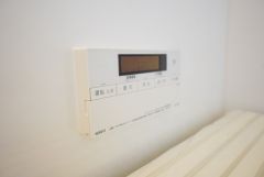 湯量・湯温の設定、そして保温までワンタッチのフルオートバス。便利な追い炊き機能付きです。