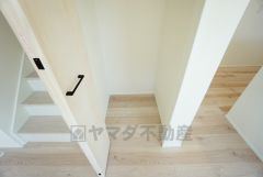 まとめ買いしてもこの収納量なら心配要らずのパントリー。調理家電や食品のストックをすっきりまとめられ、キッチン周りを広々使えます。