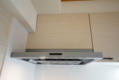 風量が弱・強と切替え可能なレンジフードが調理中の煙をしっかり吸い込みます。手元を照らすライト付きです。