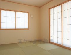 同仕様写真。リビングからの続き間として和室をご用意しました。普段はリビングとつなげて開放的なスペースとして、来客時には客間としてお使いいただけます。