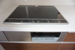 同仕様写真。汚れてもサッとふける、お手入れのしやすいIHクッキングヒーター。オール電化なので経済的です。