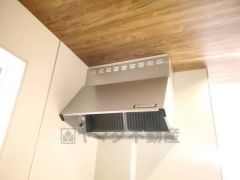 風量が弱・強と切替え可能なレンジフードが調理中の煙をしっかり吸い込みます。手元を照らすライト付きです。