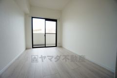 暖かい日差しが差し込む洋室。たっぷり収納できるクローゼット付きでお部屋の中をすっきりと快適に保てます。