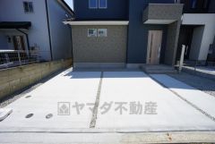 駐車スペースはゆとりある2台分を確保。マイカー用に、お客さま用に、余裕を持ってご利用いただけます。