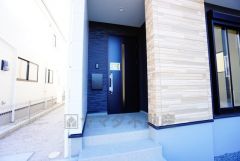 家の顔となる玄関扉がかっこいいと、たくさんの人を招き入れたくなりますね＾＾奥まって設置されており、雨にも濡れにくくなっています。