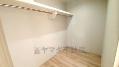 季節物の衣類もスッキリ収納できるウォークインクローゼット。クローゼット内で洋服のコーディネートから着替えまで中で出来るので、部屋が散らかりにくいです。