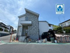 現地（2026年5月11日）撮影。若宮小学校徒歩4分＾＾スーパーやコンビニなども近く周辺環境充実。快適でゆとりのある生活空間で新生活を始めましょう^^スーパーやコンビニなども近く周辺環境充実＾＾