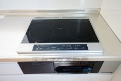 同仕様写真。IHクッキングヒーターは火を使わないため、火災の発生リスクを抑えることが出来ます。汚れてもサッとふけてお掃除らくらく＾＾