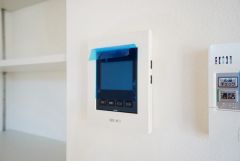 防犯はもちろん、セールスマン対策にもなるモニター付きインターホンです。お子さん1人での留守番時にも活躍しそうです。