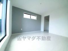 寛ぎの時間を紡ぎだす主寝室は、大型ベッドを置いても余裕の広さを確保しています。