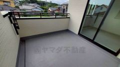 陽当たりの良いバルコニーです。お洗濯やお布団干しはもちろん、日光浴スペースにも。足元は防水工事施工済です。