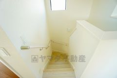 小さなお子様やご高齢の方でも安心できる、手すり付き階段。段差も低めで設定されており、安全性にも優れています。