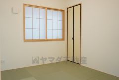 同仕様写真。リビングからの続き間として和室をご用意しました。普段はリビングとつなげて開放的なスペースとして、来客時には客間としてお使いいただけます。