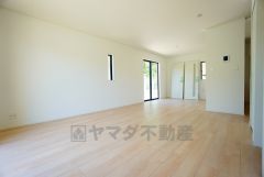 リビングは広々とした設計で、家族が集い、寛ぐ暮らしの空間を演出しています。思い思いの時間を過ごしたり、家族みんなで食事をしたり、素敵な団らんの場になりますね。