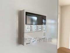 キッチン横からボタンひとつで操作が楽々。