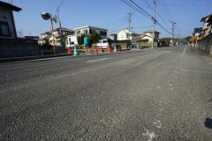 現地（2025年3月21日）撮影。2.3号棟前面道路。ゆったりとした10ｍ幅の道路をはさんでいることで陽射しを遮られることなくとても明るいです。