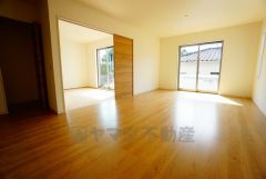 同仕様写真。大きな窓のあるリビングは、陽光あふれる明るい空間です。居心地良く、ご家族皆がゆったりくつろげる憩いの空間となりそうです。