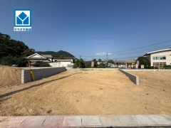 現地（2026年7月21日）撮影。衣類やスーツケースなどを収納できるファミリークロークを玄関隣に設置。6.1帖のワイドバルコニーを確保＾＾