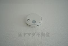 火災発生をいち早く知らせてくれる火災報知器は標準装備です。