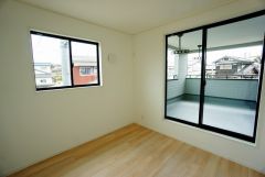 同仕様写真。寛ぎの時間を紡ぎだす主寝室は、大型ベッドを置いても余裕の広さを確保しています。
