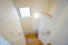 お子様も高齢の方も安心して上り下りができる手摺がついた安心設計です。 階段には小窓を配置しました。日中でも暗くなりがちな階段下が明るくなり安全ですね。