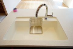 広々とした凸型シンクに洗剤ポケットを標準装備。大きなお鍋など洗いやすいです。