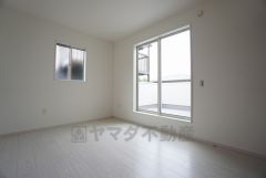 同仕様写真。ご夫婦お二人のプライベートシーンを演出する寝室は、大容量のウォークインクローゼット付き。
