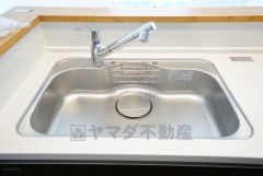 広々としたステンレスシンクには、洗剤やスポンジを収納出来るラック付き。広さも確保しているので、大きなお鍋も洗いやすいです。